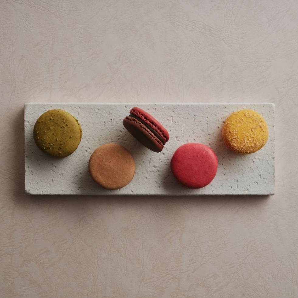 Macarons }J