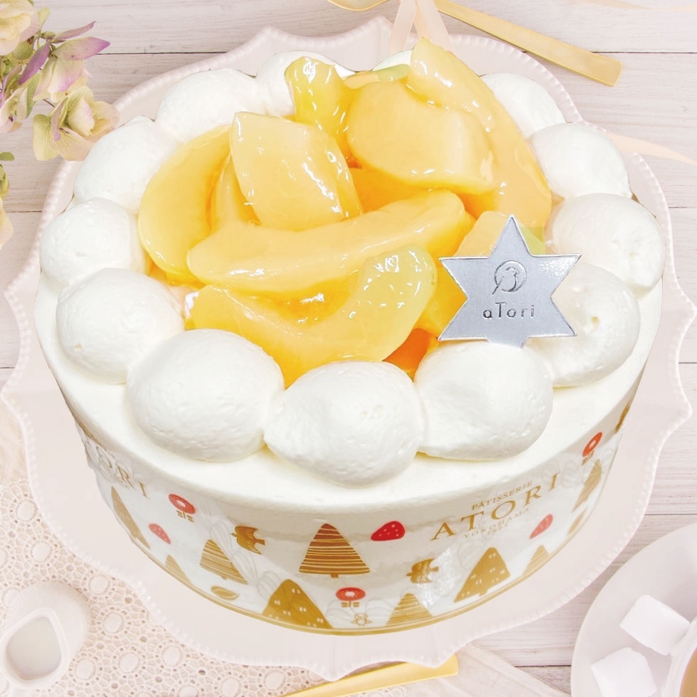 白桃のデコレーションケーキ