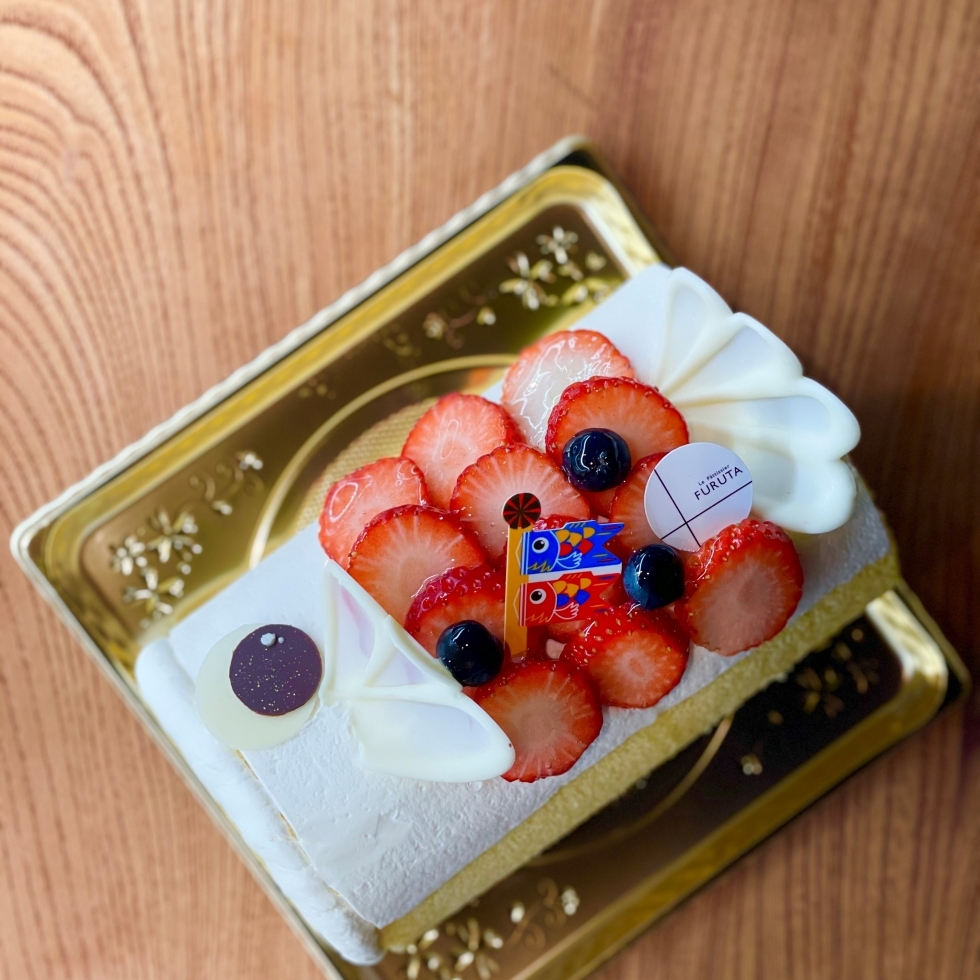鯉のぼりフルーツロールケーキ苺