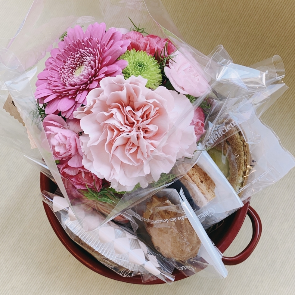 生花と焼き菓子のラッピング(Sサイズ)
