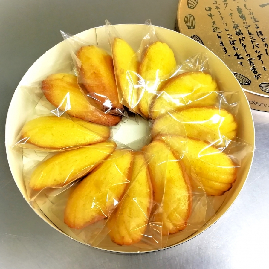 激レア入手困難‼️マドレーヌちゃん 洋書 ４冊セット 専用バッグ入り‼️ 能登半島地震復興支援】にゃどれーぬ＆クッキー 15ヶ入 ギフトBOX