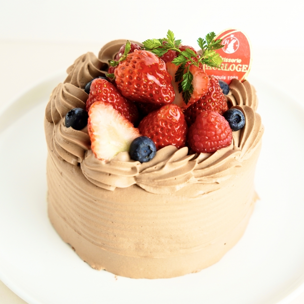 チョコ生クリームとベリーのデコレーションケーキ