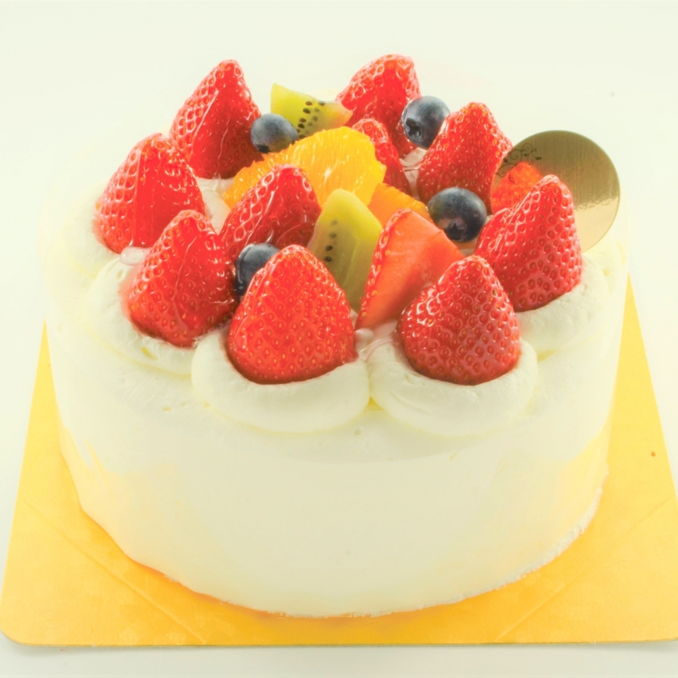 生クリームのデコレーションケーキ