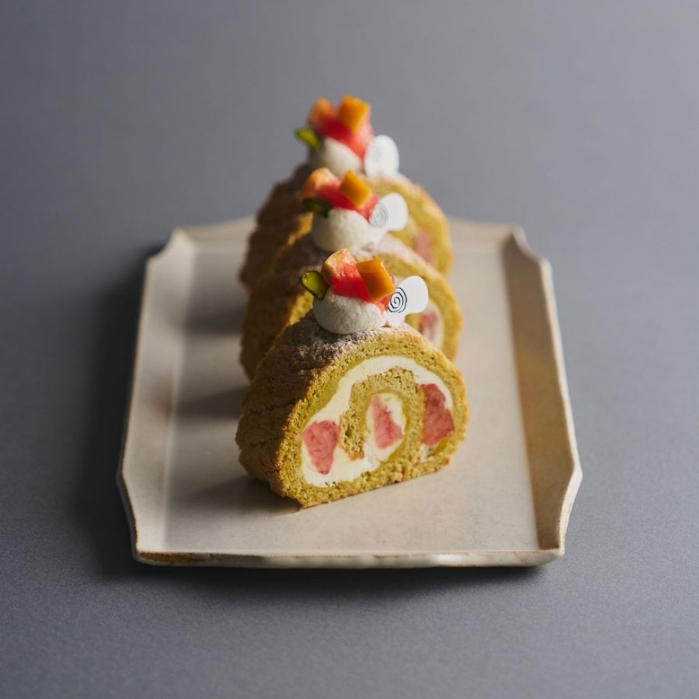 ピスタチオとグレープフルーツのロールケーキ<季節限定> cut◆オンライン予約OK