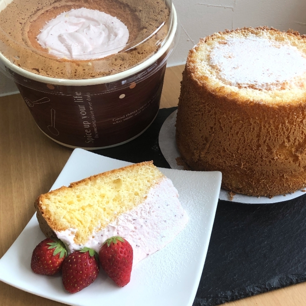 お米のシフォンケーキ(越谷いちごクリーム)